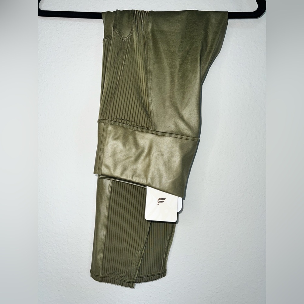 071. NWT Fabletics Motion365+ Contour High-Waisted Leggings - Size Medium